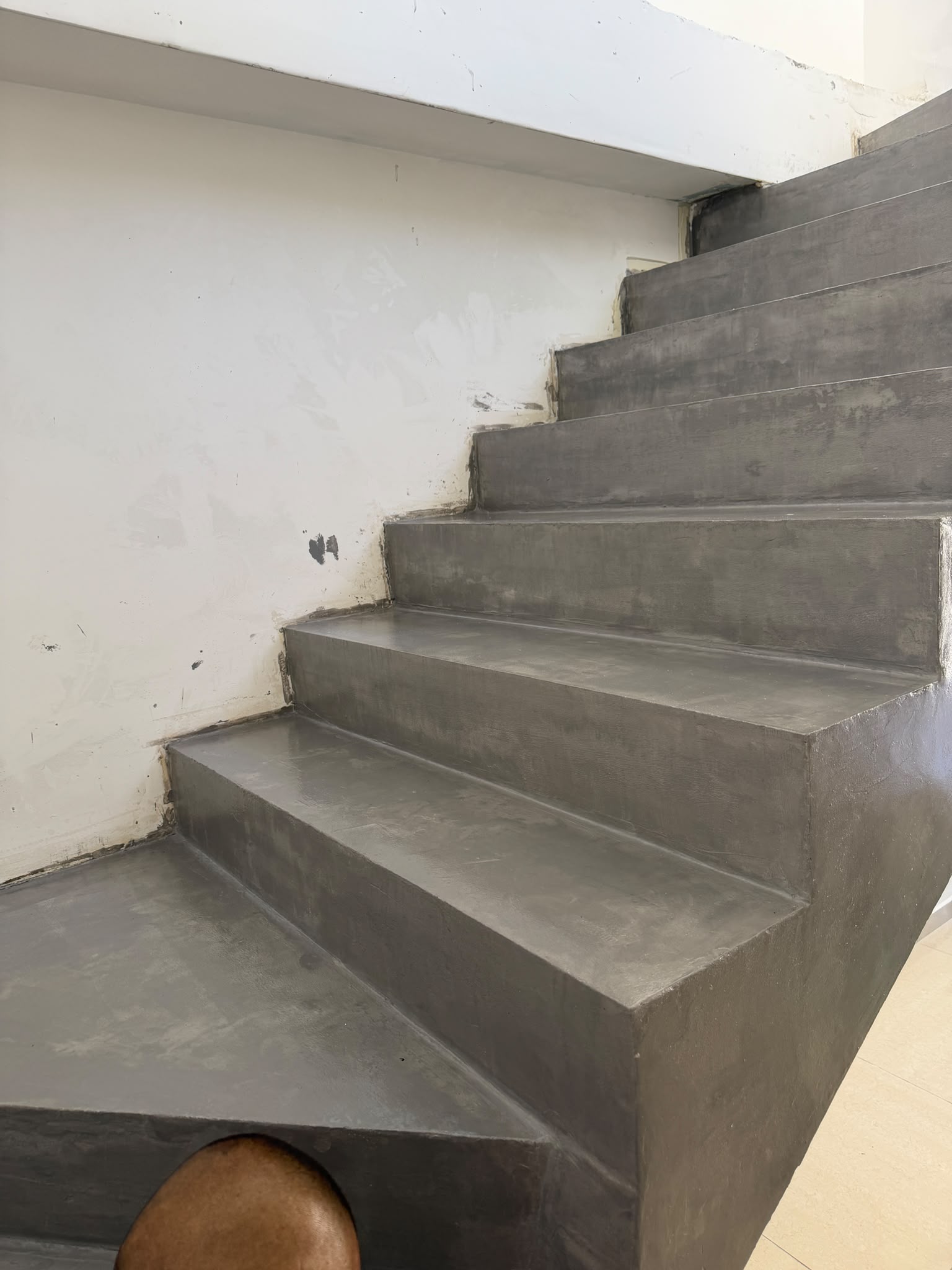מדרגות קרמיקה מחופשות במיקרוטופינג מקצועי